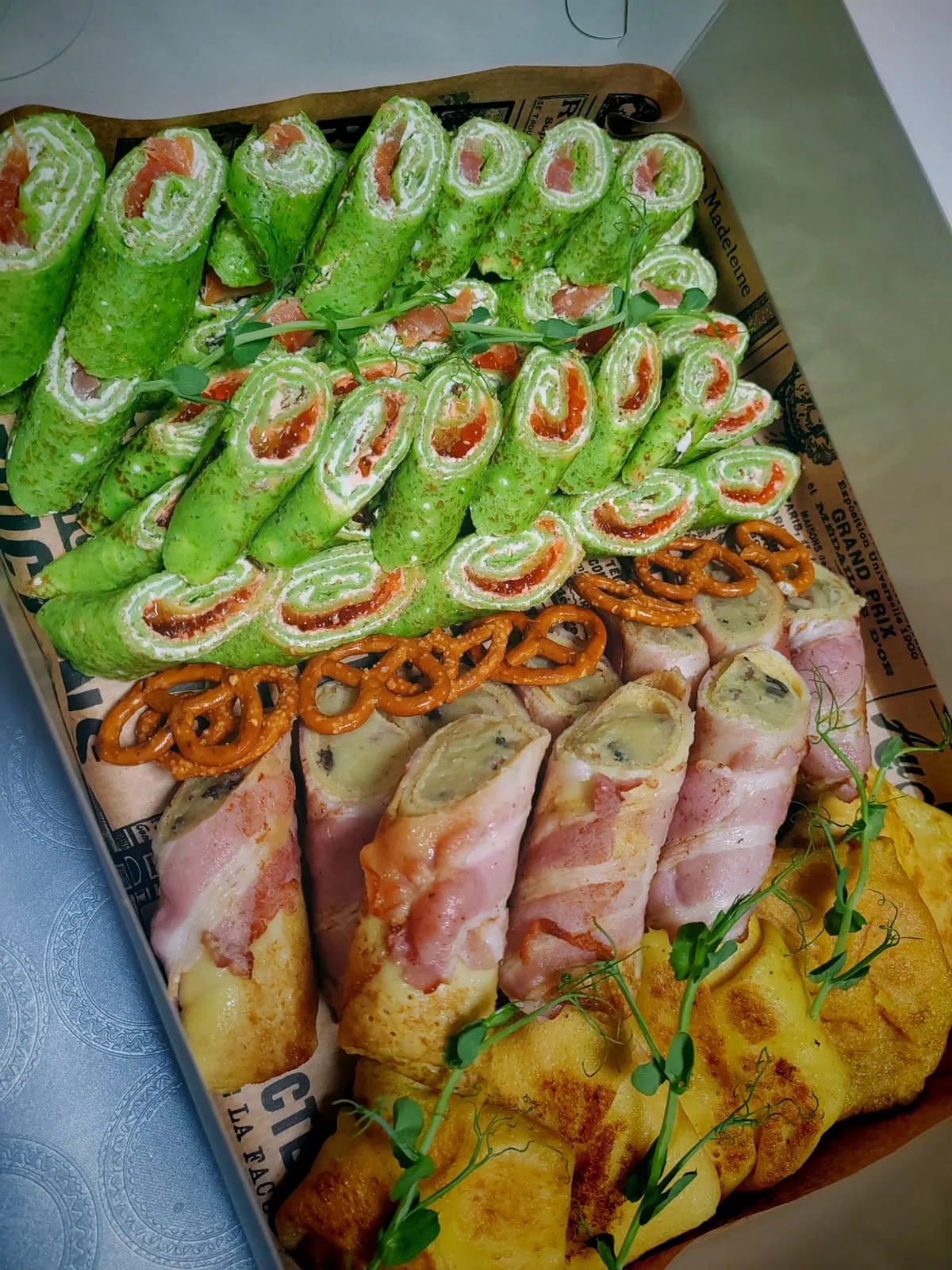 Рулет из шпината с семгой